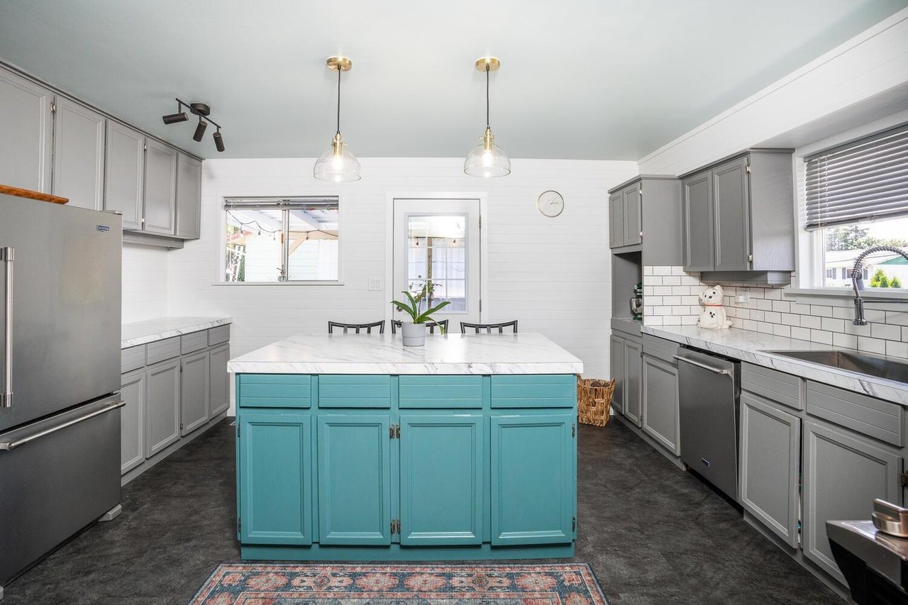 4352 49 St