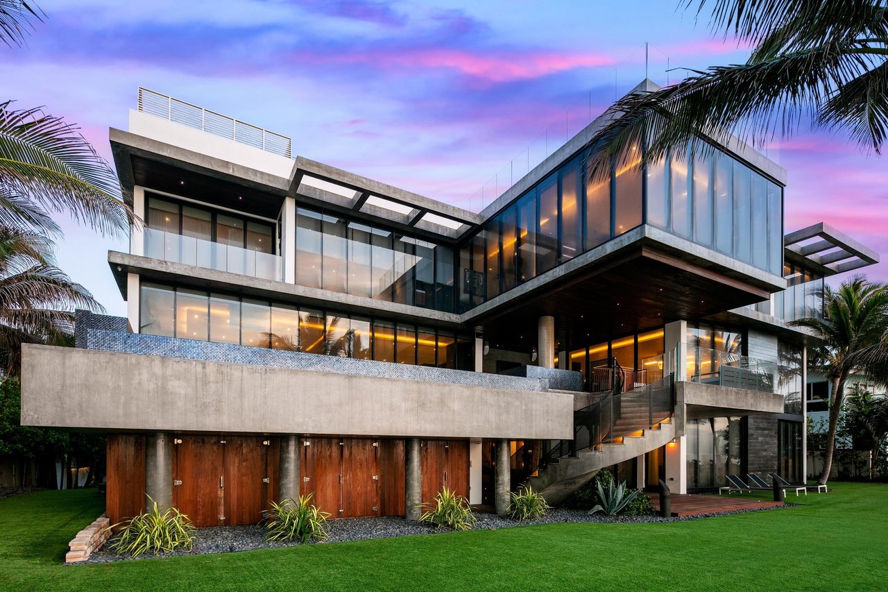 Oceanfront modern mansion made of glass and steel on the atlantic ocean in Highland Beach (Palm Beach County)