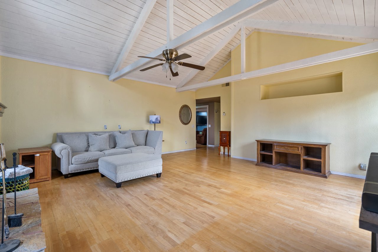 1002 Pepper Tree Ln