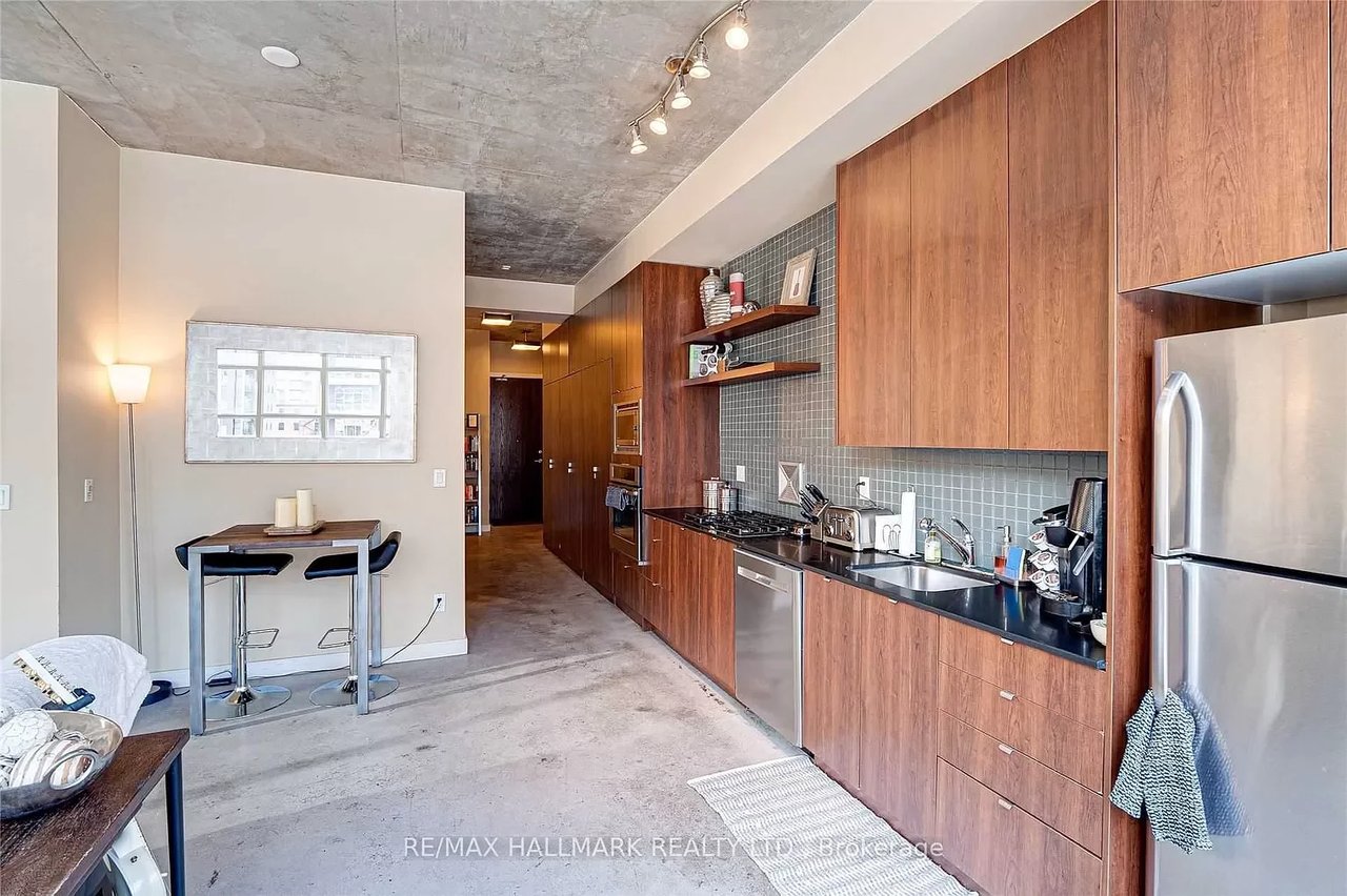 302 - 19 Brant St