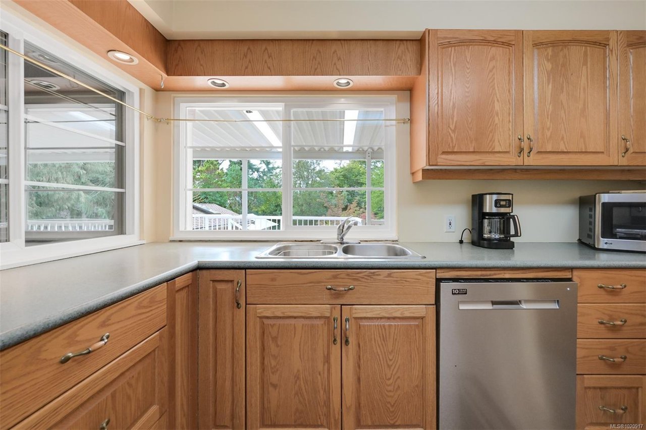 2587 MacDonald Dr
