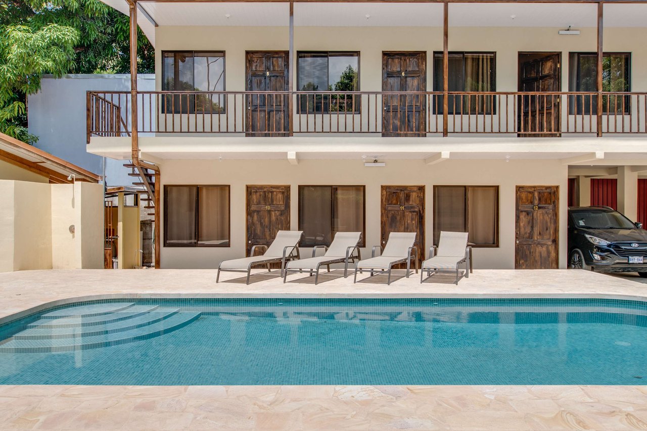 A highly-rated and high-occupancy resort with a hotel, cabins, on-site restaurant and a pool an easy 5-minute walk from PLAYA UVITA and Marino Ballena National Park!