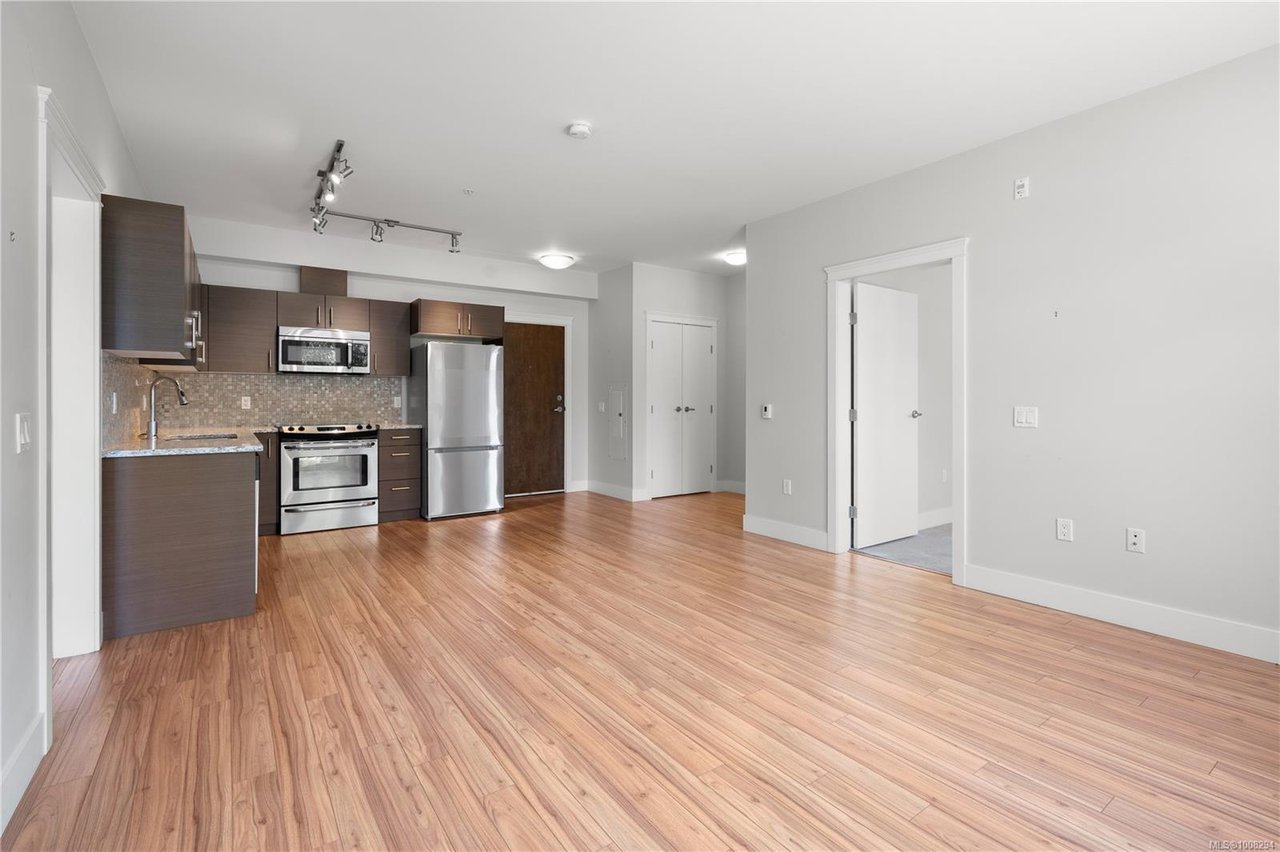 106-935 Cloverdale Ave, Saanich