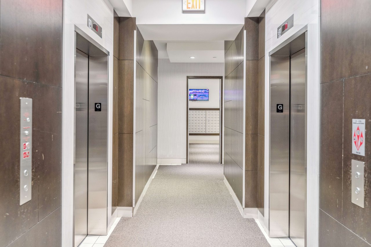 Bright & Spacious Condo In The Heart Of Downtown Mississauga