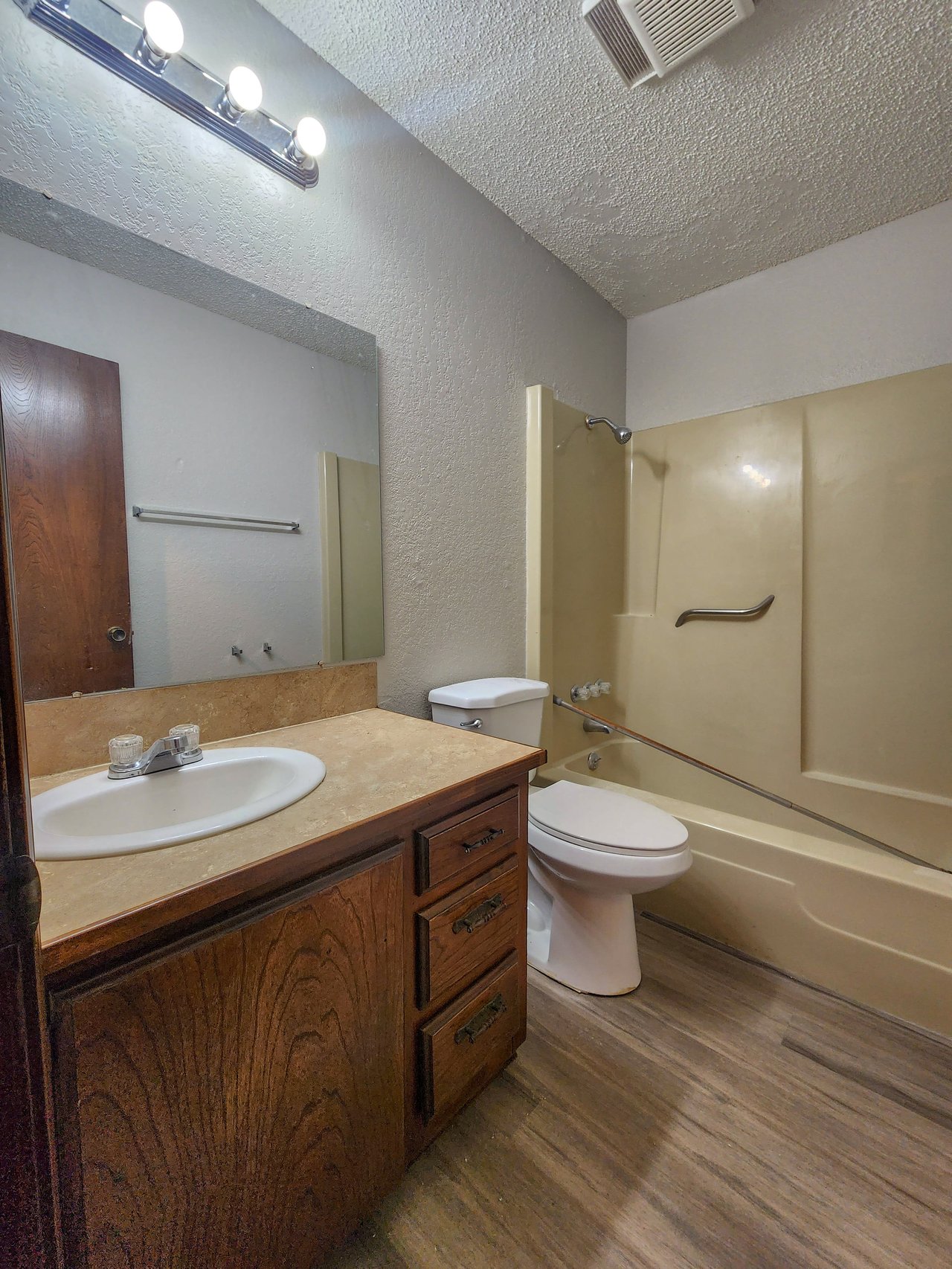 4104 N Market