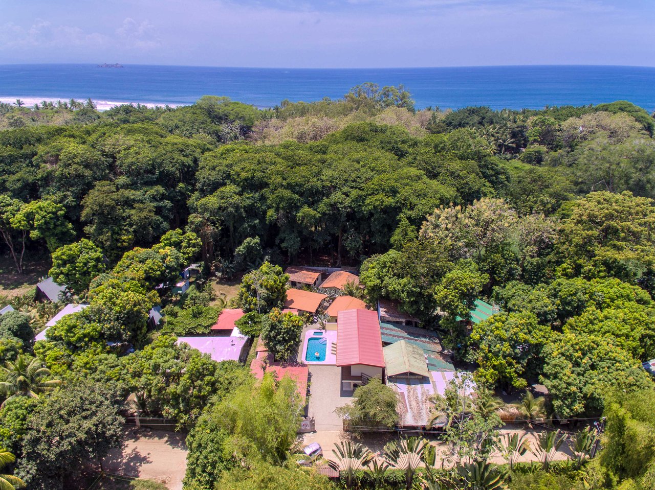 A highly-rated and high-occupancy resort with a hotel, cabins, on-site restaurant and a pool an easy 5-minute walk from PLAYA UVITA and Marino Ballena National Park!