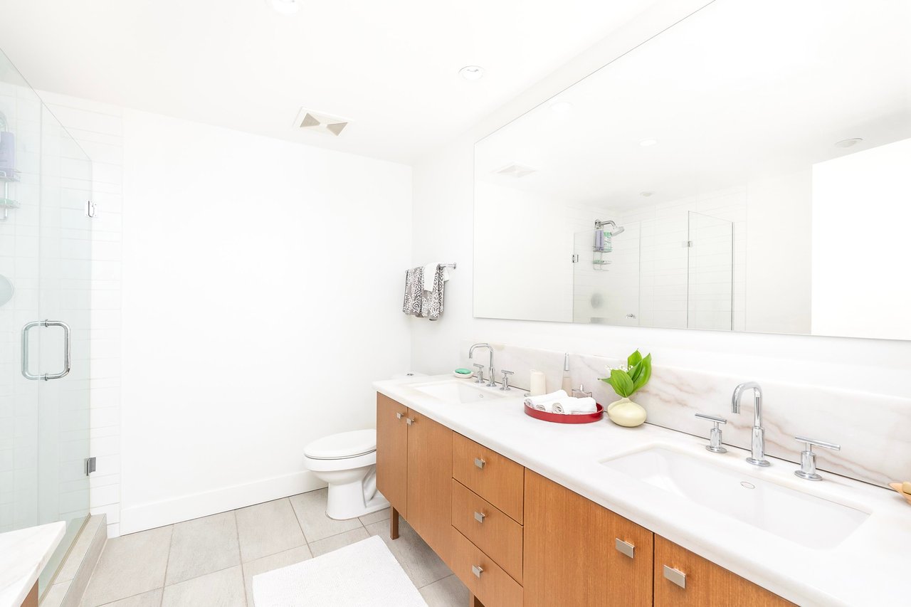 210-5989 Iona Dr