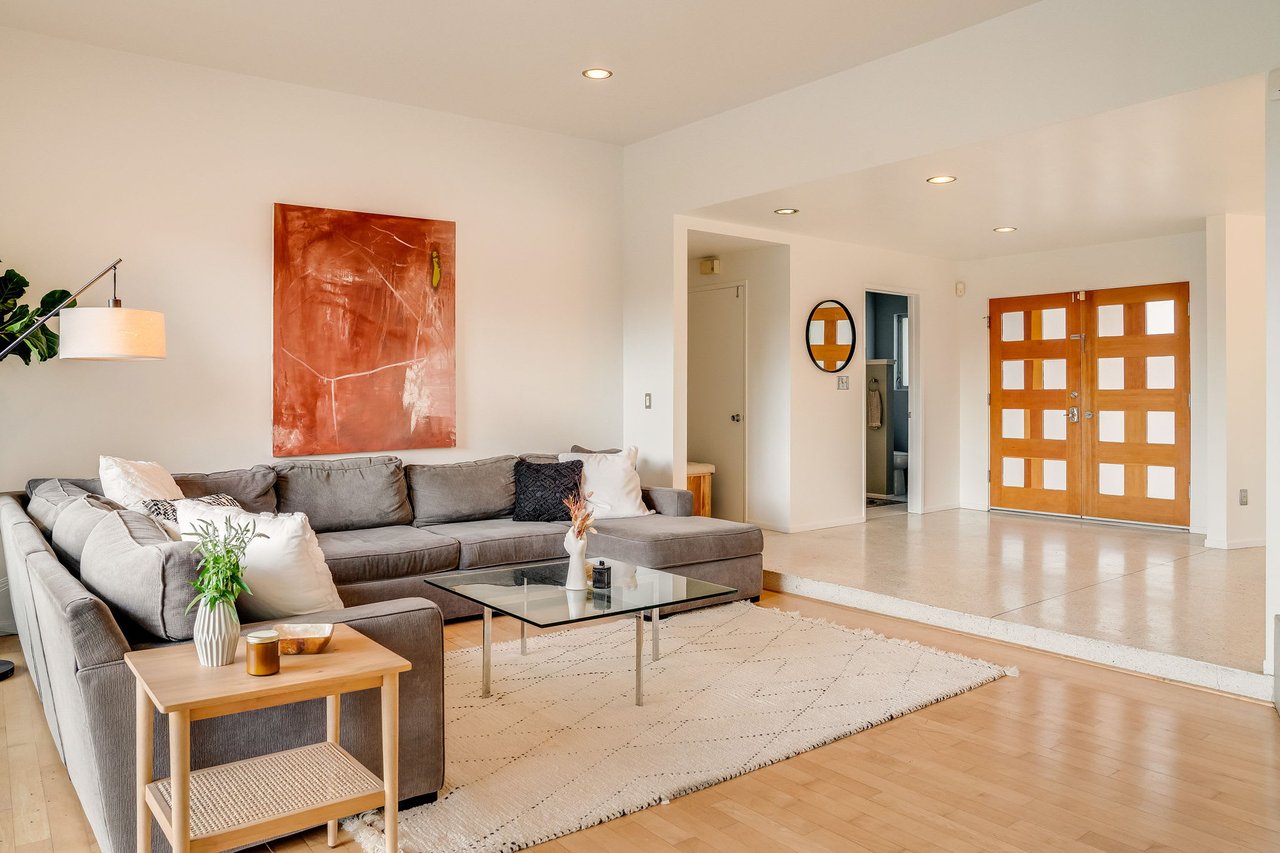 deLIGHTfull Mid Century in the Studio City "Donas"