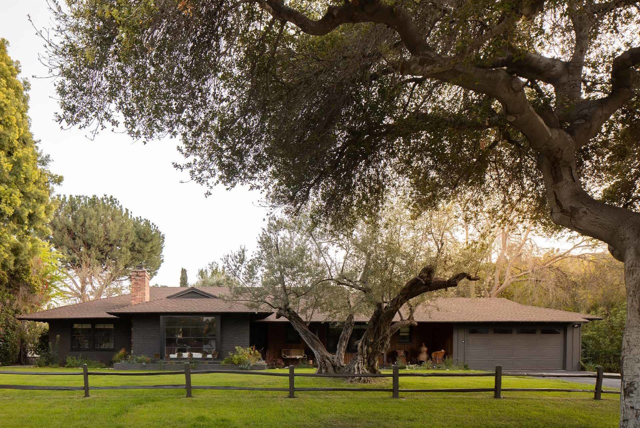 A Touch of Dark Glamour Transforms a Pasadena Ranch House