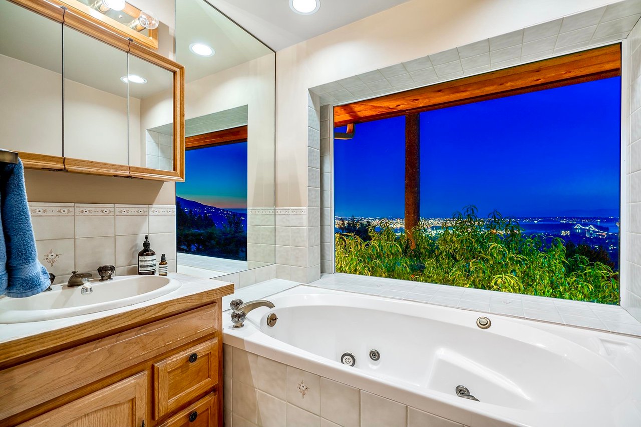 209 Rondoval Cres