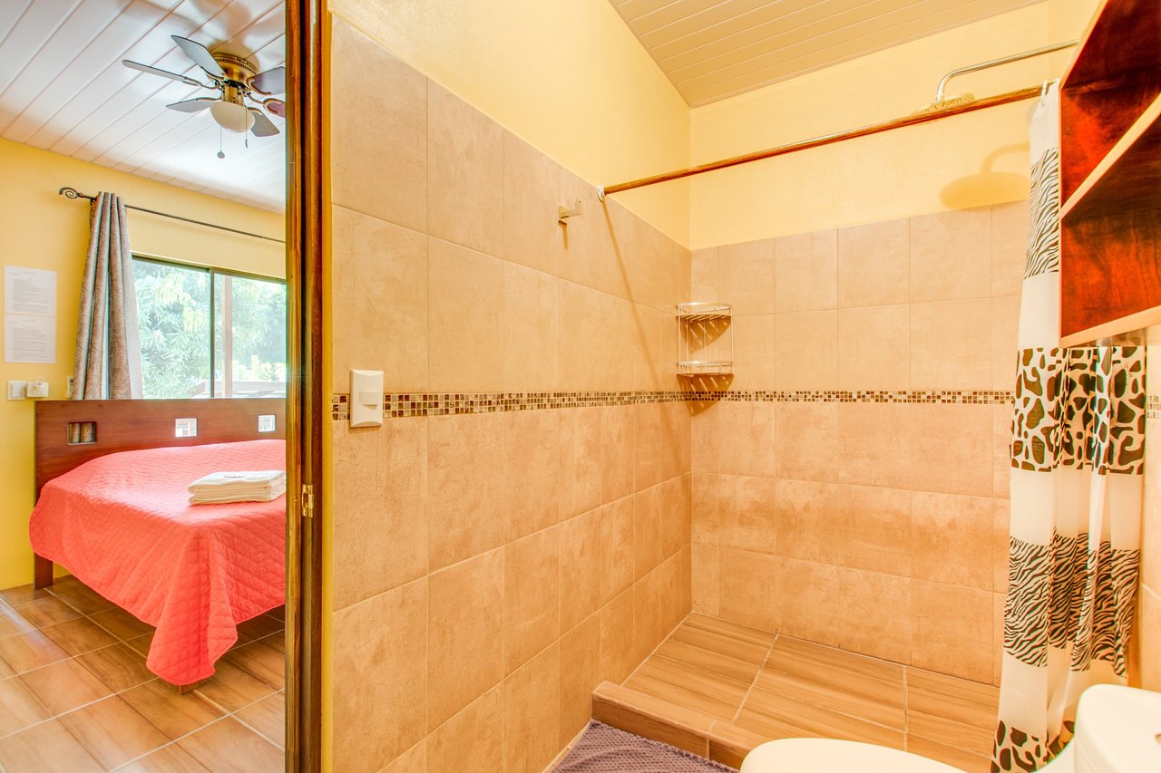 A highly-rated and high-occupancy resort with a hotel, cabins, on-site restaurant and a pool an easy 5-minute walk from PLAYA UVITA and Marino Ballena National Park!