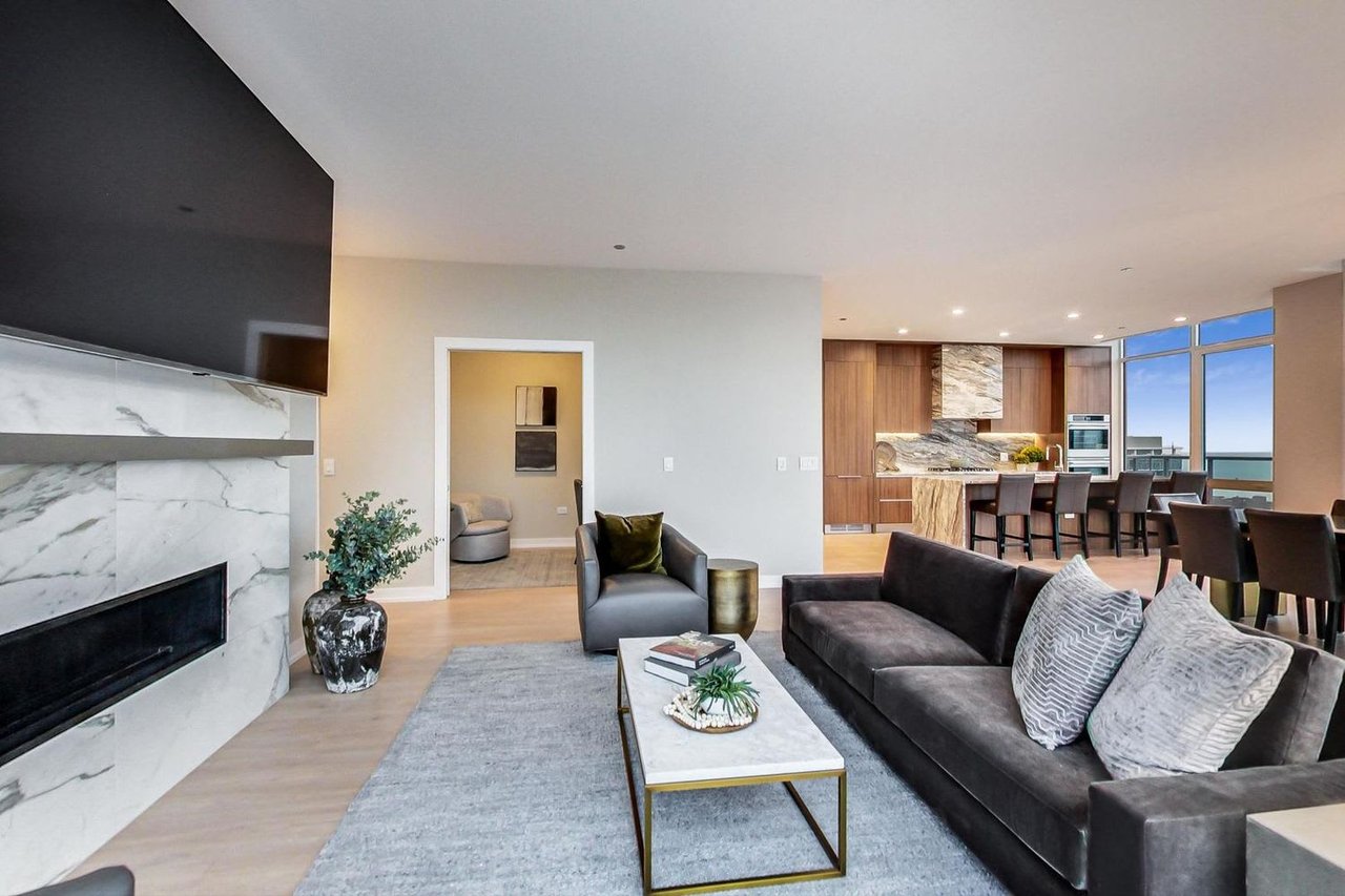 202 West Hill Street, Unit: 3803
