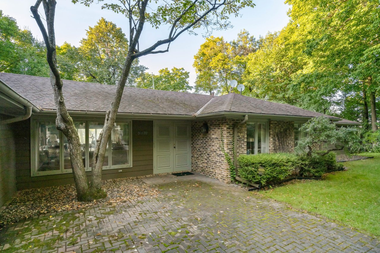 Lakeshore Estate Jewel on Robinson's Bay
