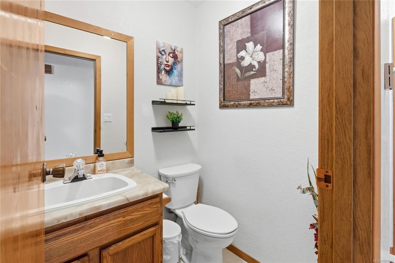1639 Holly Cres