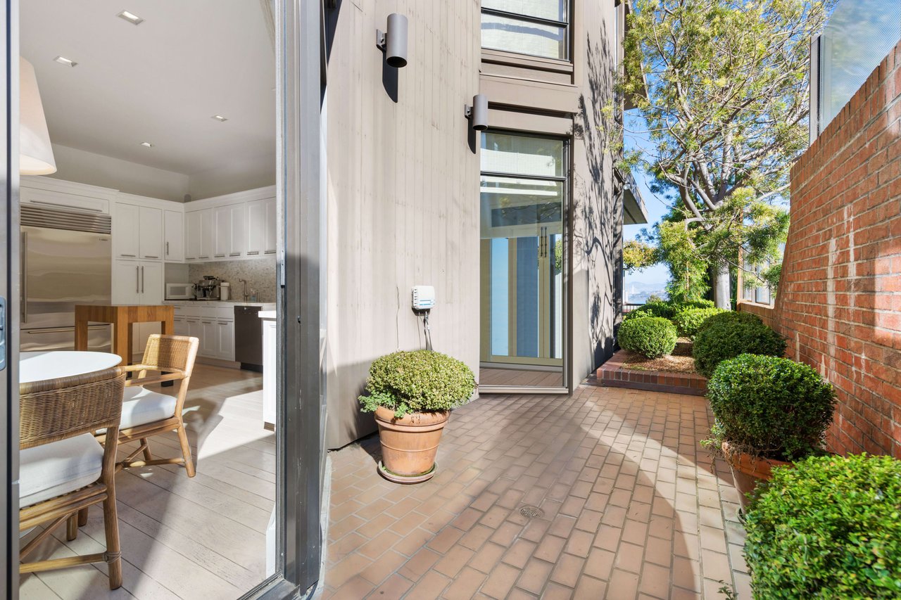 3,700sf+ Three Bedroom Condo With East Bay Views