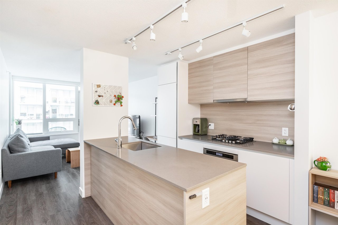 1705-988 Quayside Dr