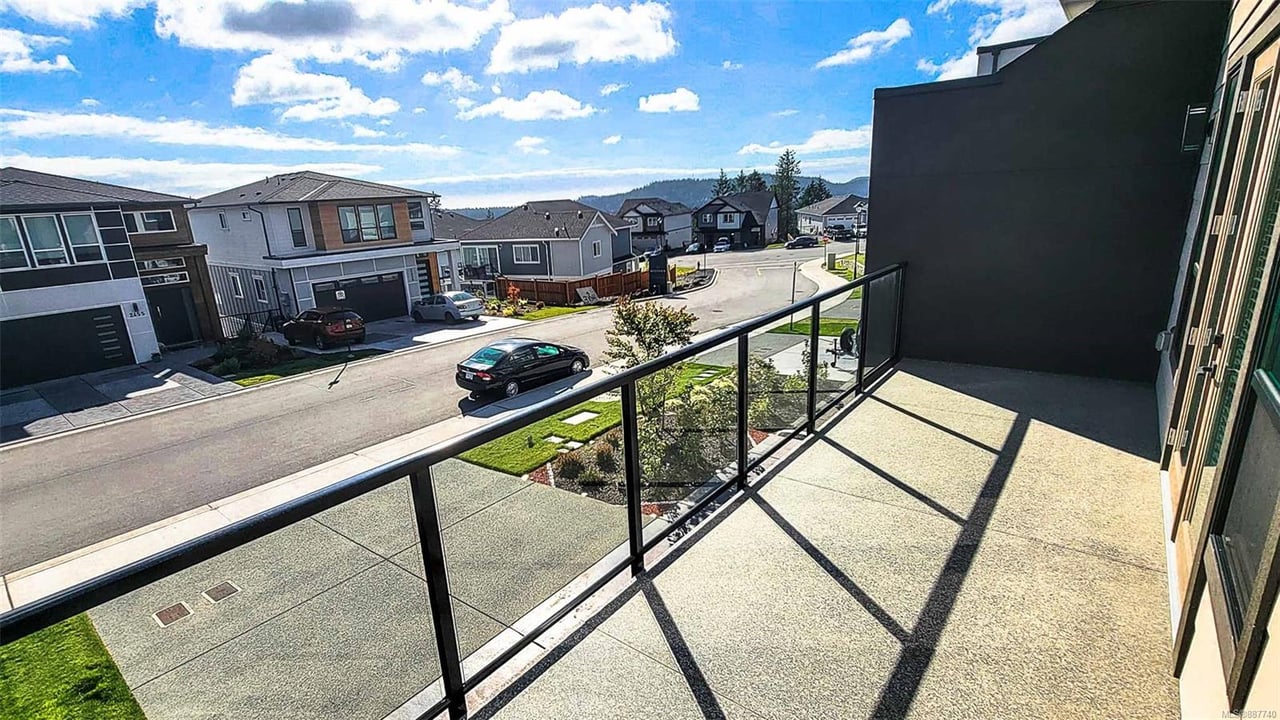 2470 Azurite Cres