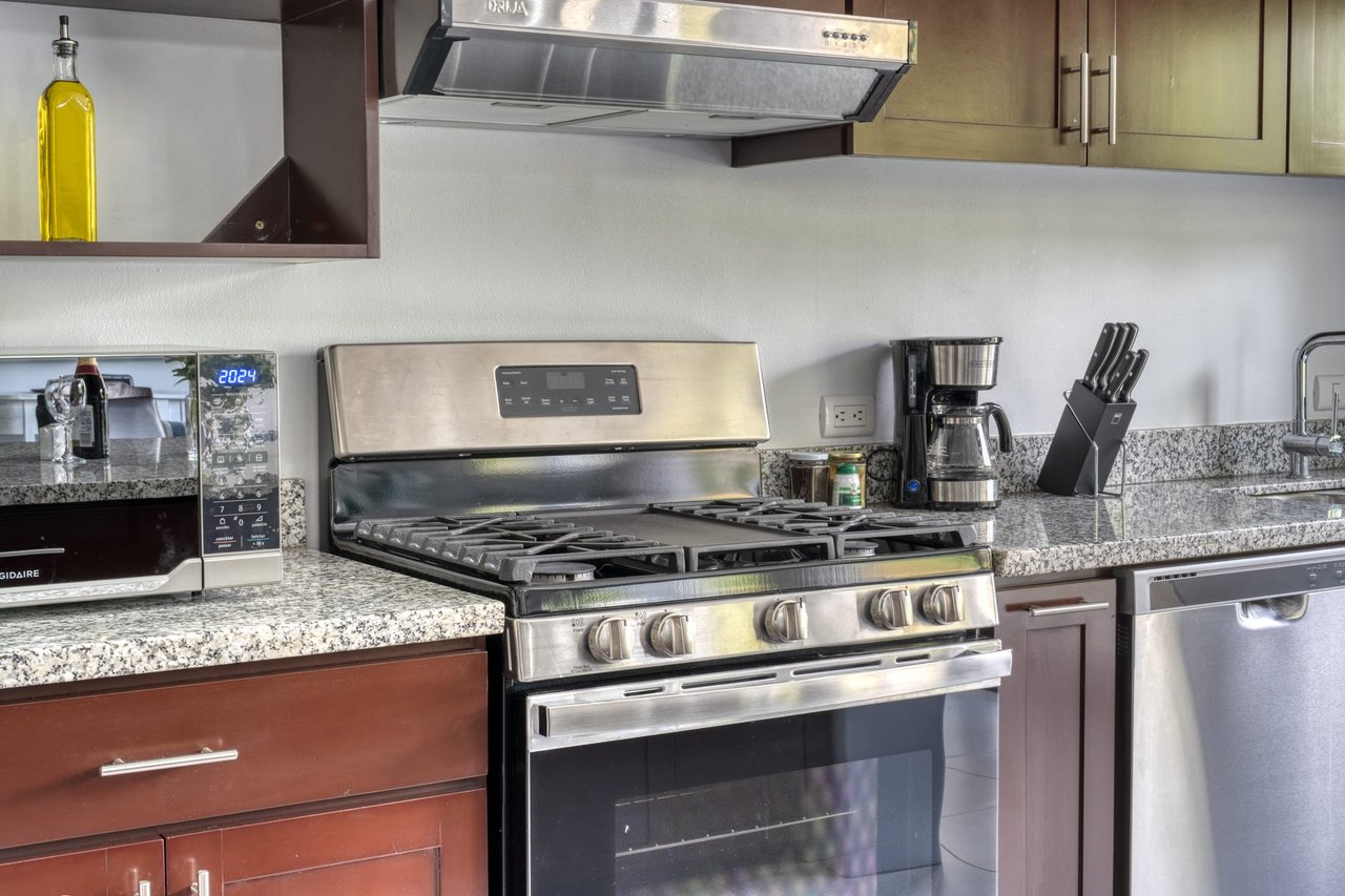 3 BEDROOM MODERN HOME WITH POOL WALKING DISTANCE TO EVERYTHING IN UVITA