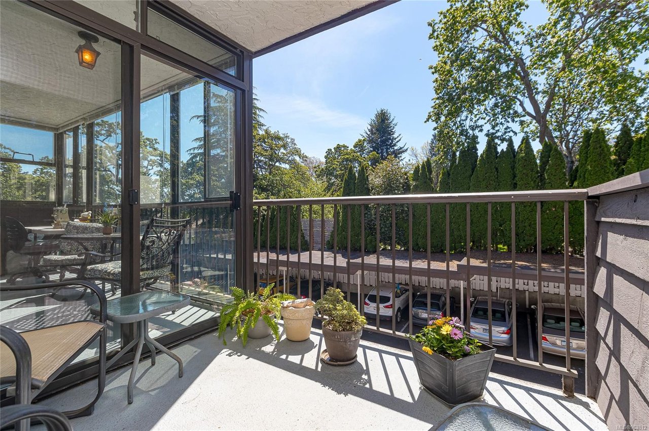 304-1665 Oak Bay Ave
