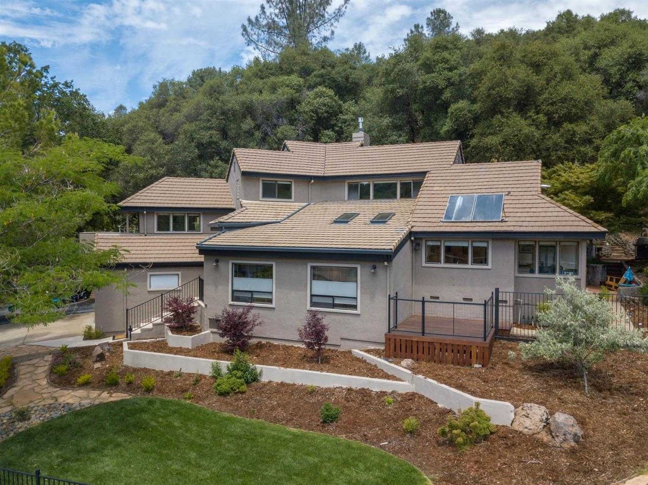 1469 Country Club Dr