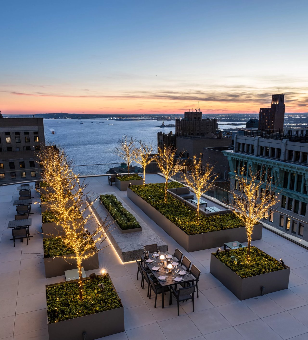 Vista de un edificio de apartamentos de nueva construcción en Nueva York, destacando su diseño moderno y amenidades de lujo.