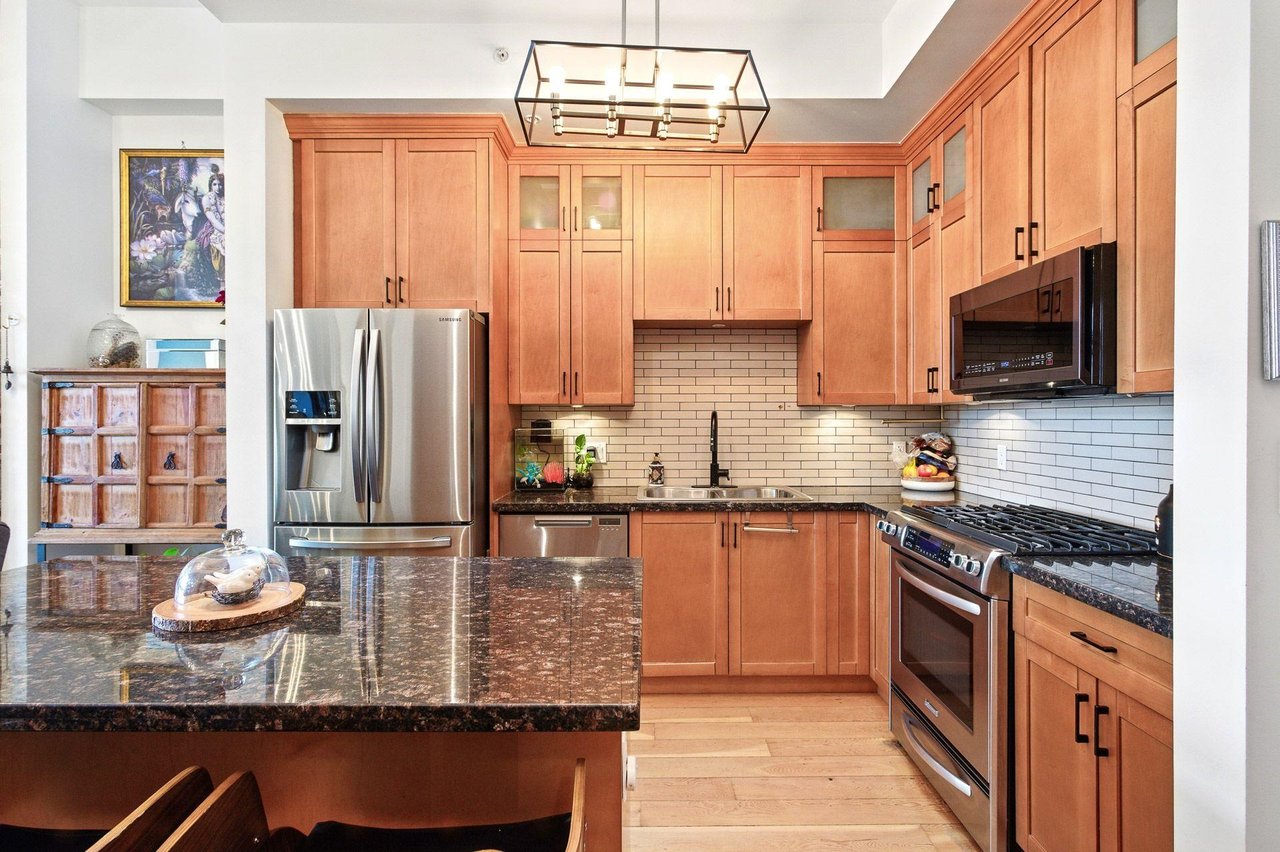 406-240 Salter St