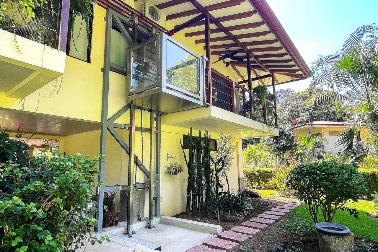 Wheelchair Friendly- 2 Bedroom house in a Quiet Community