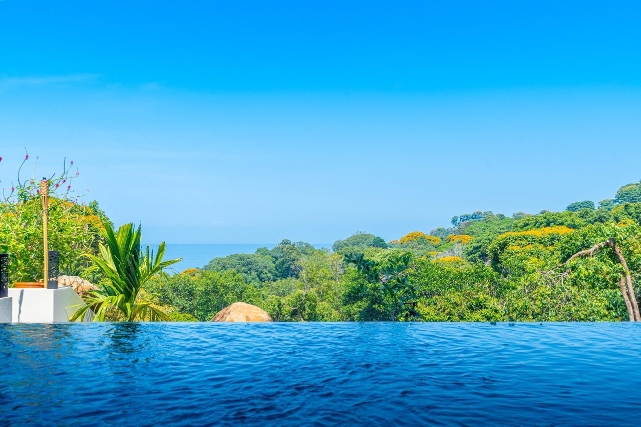 Modern Tropical Infinity Pool Home, Dominical, Puntarenas