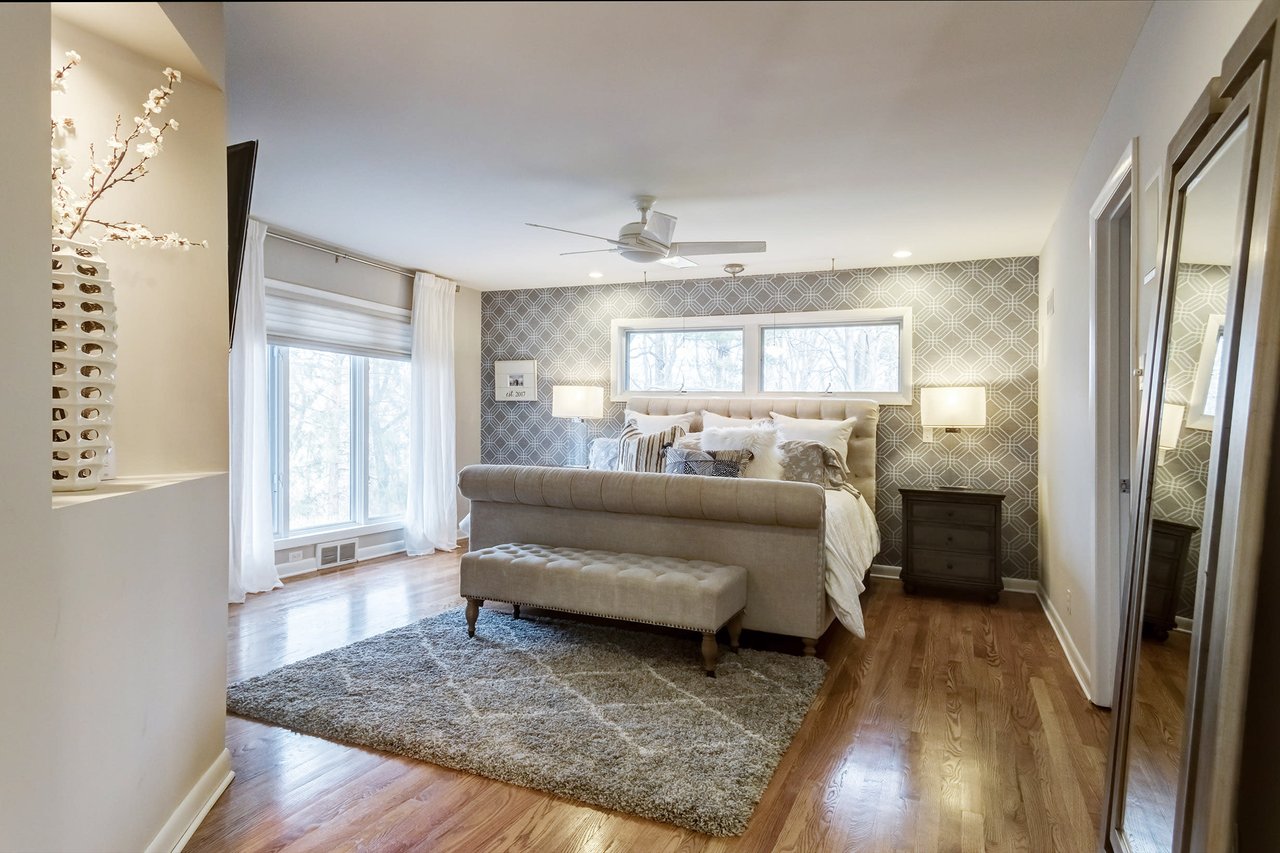 Sophisticated & Stylish in Charming Ladue