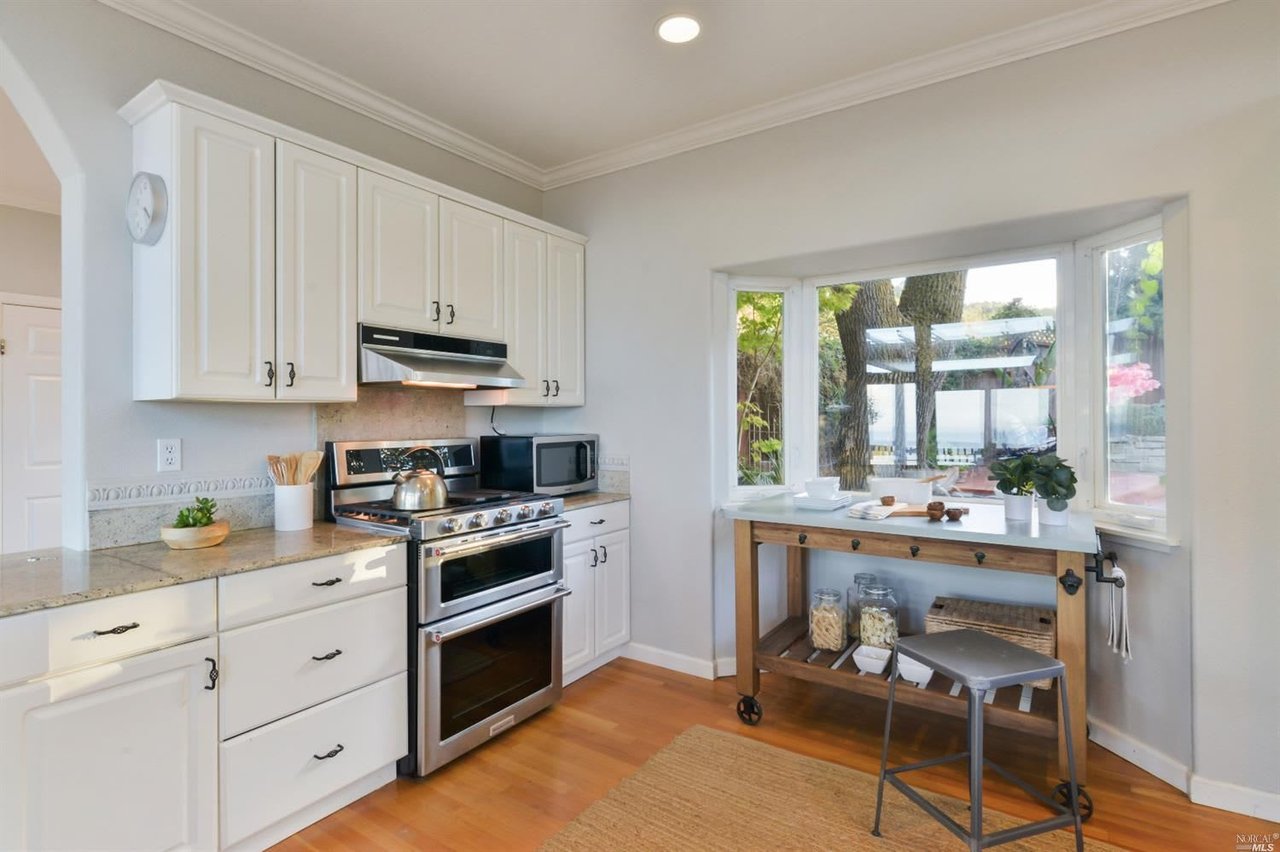40 Bayhills Dr