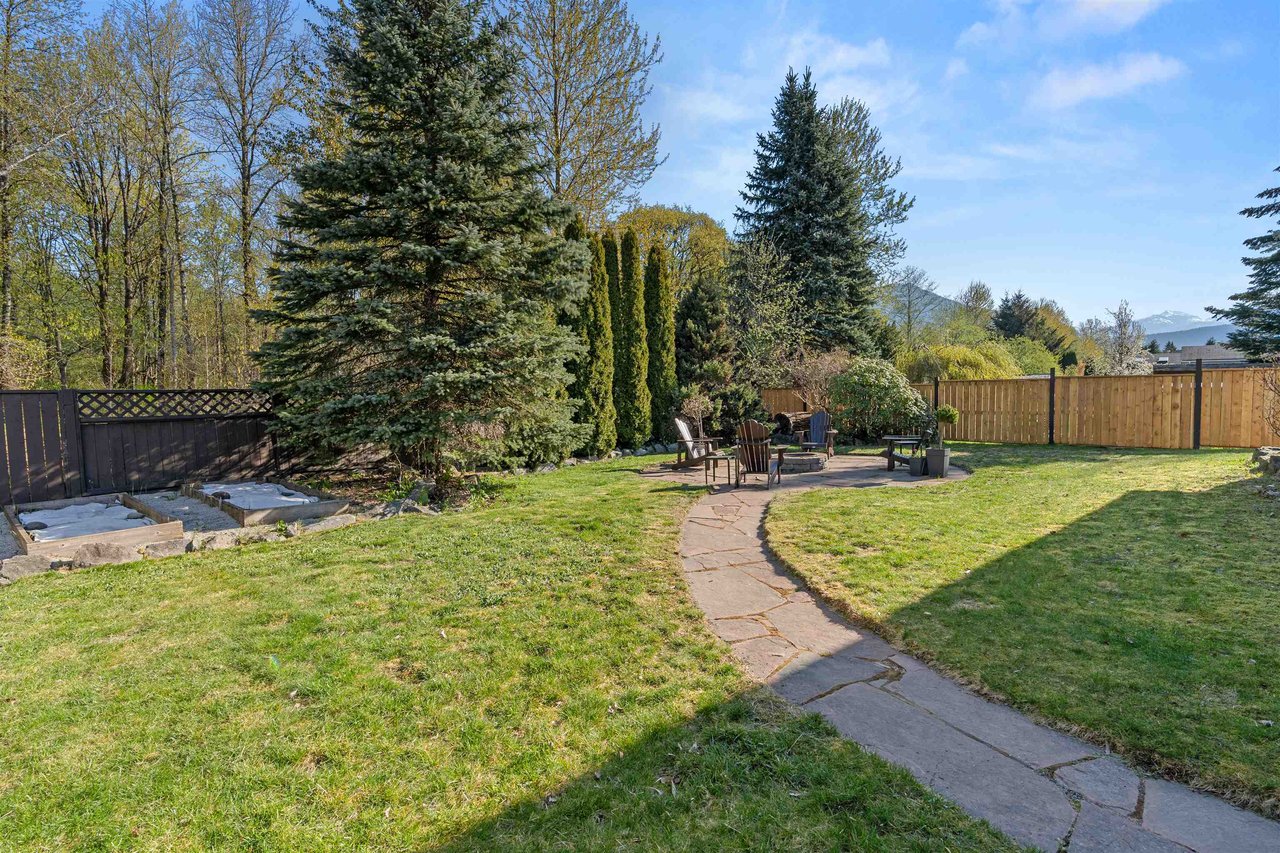 1050 Edgewater Cres