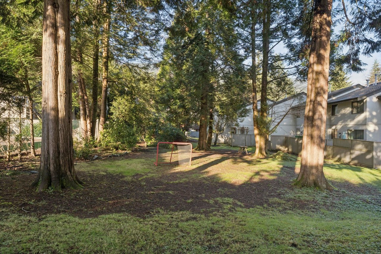 2060 Deep Cove Cres