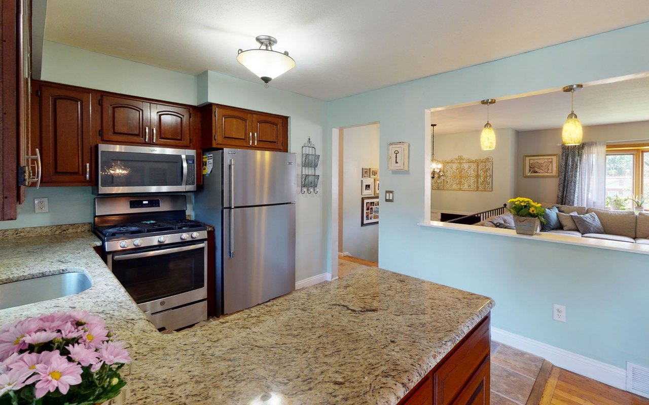 8 LANGMOORE DR