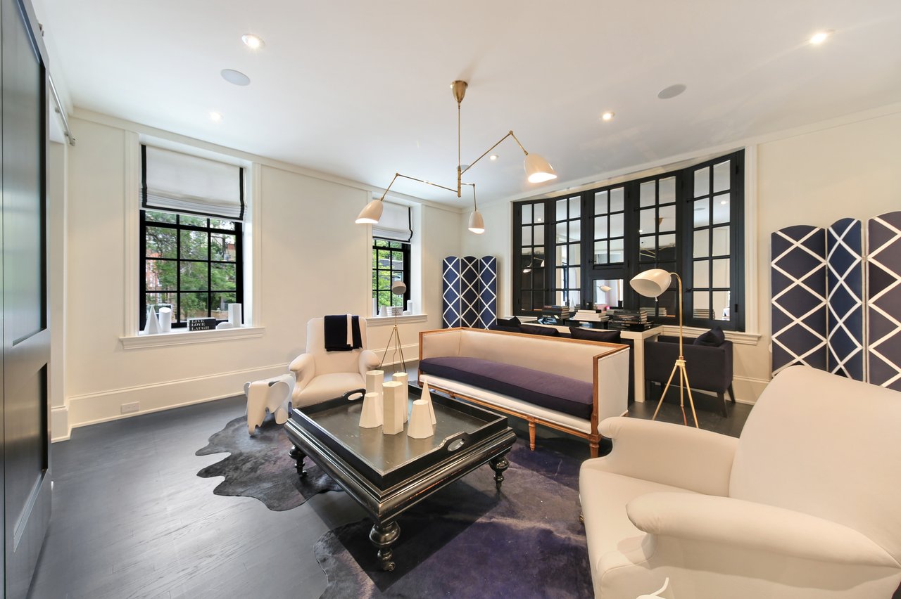 Romantic pied-à-terre in a vintage Gold Coast building 