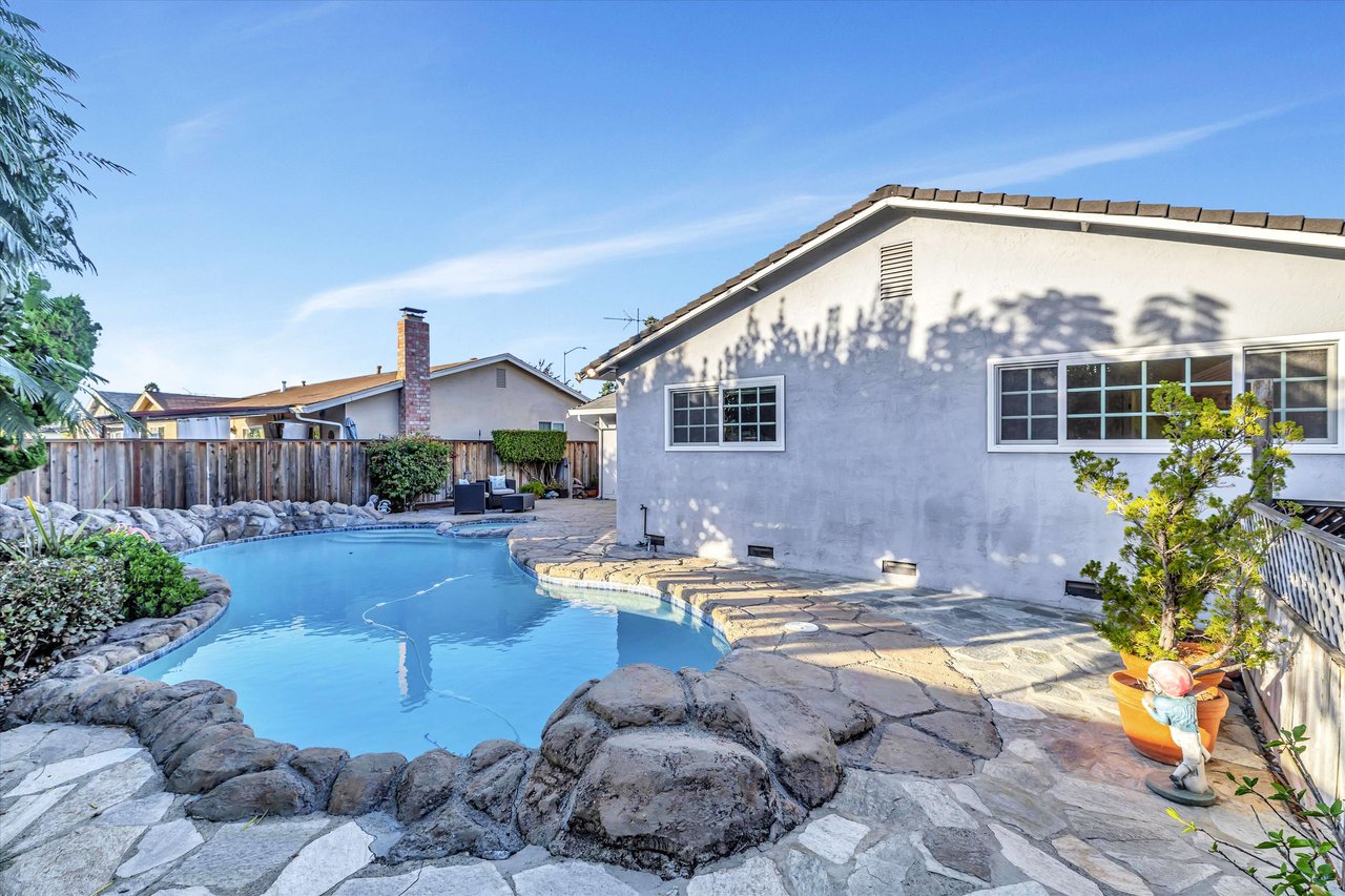33827 Whitehead Ln