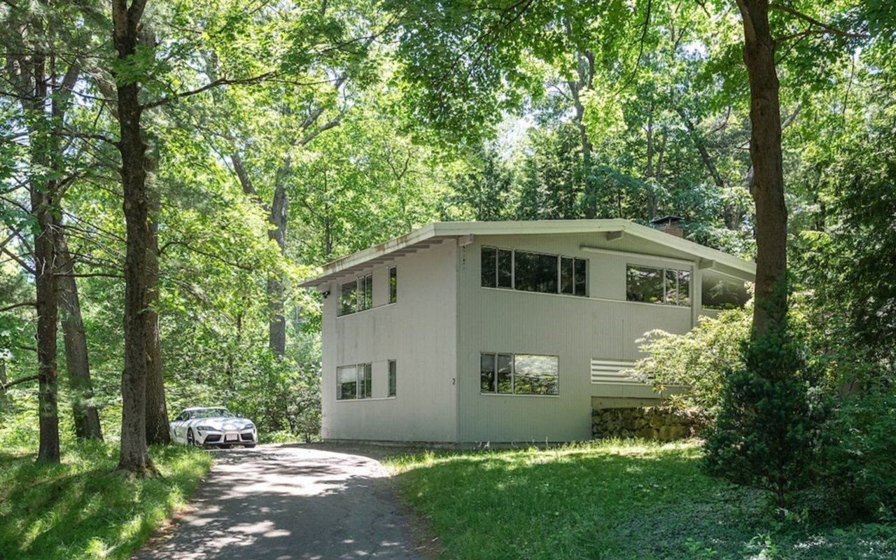 2 White Pine Ln