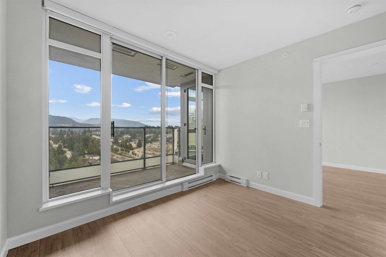 2206-520 Como Lake Ave