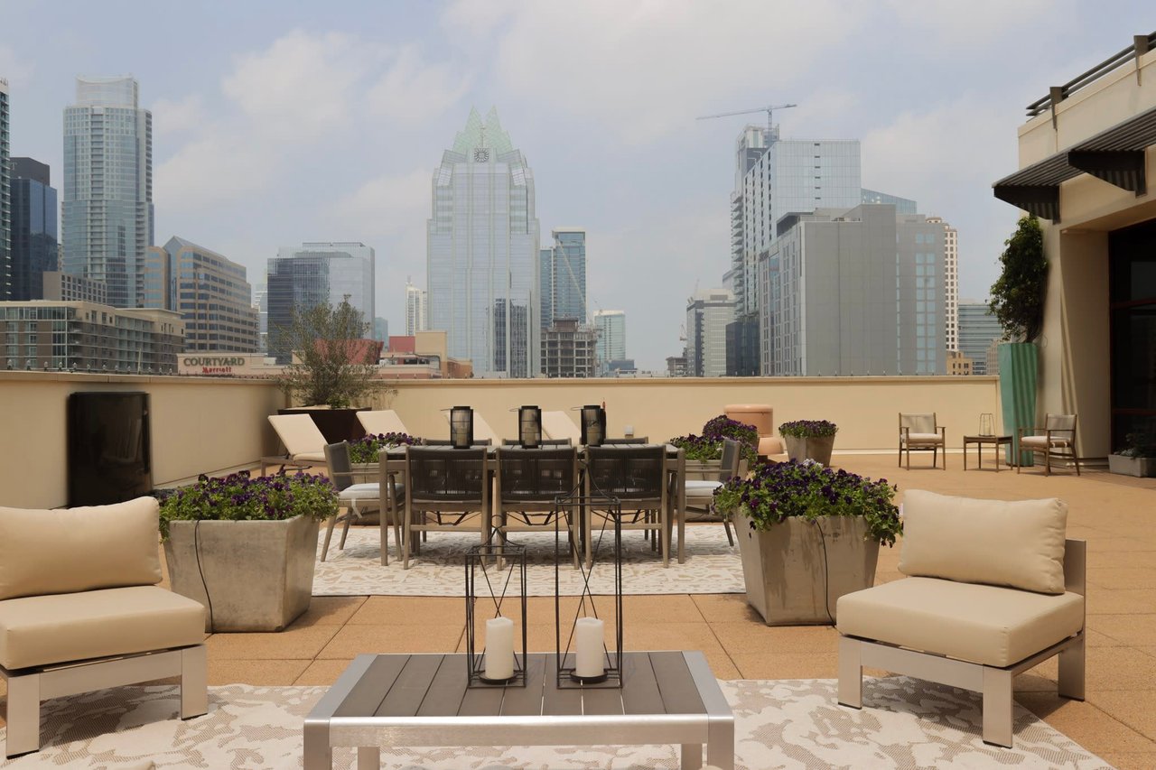 Modern and comfortable patio arrangement from Elite Austin's upscale furniture rental