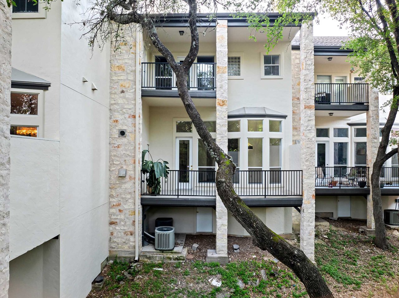 Lock and Leave just minutes to Downtown in the Eanes ISD!