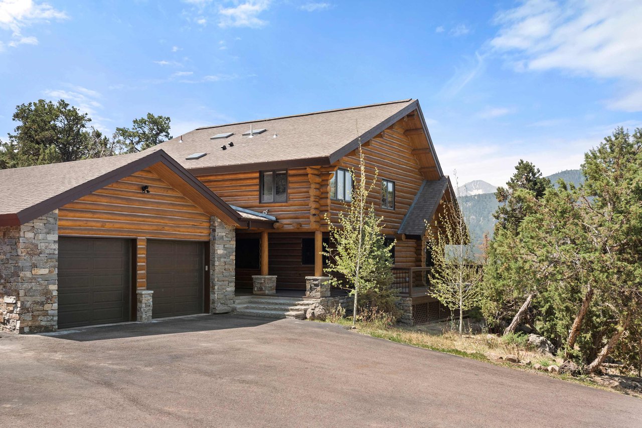  Modern and Chic Log Cabin in Basalt 