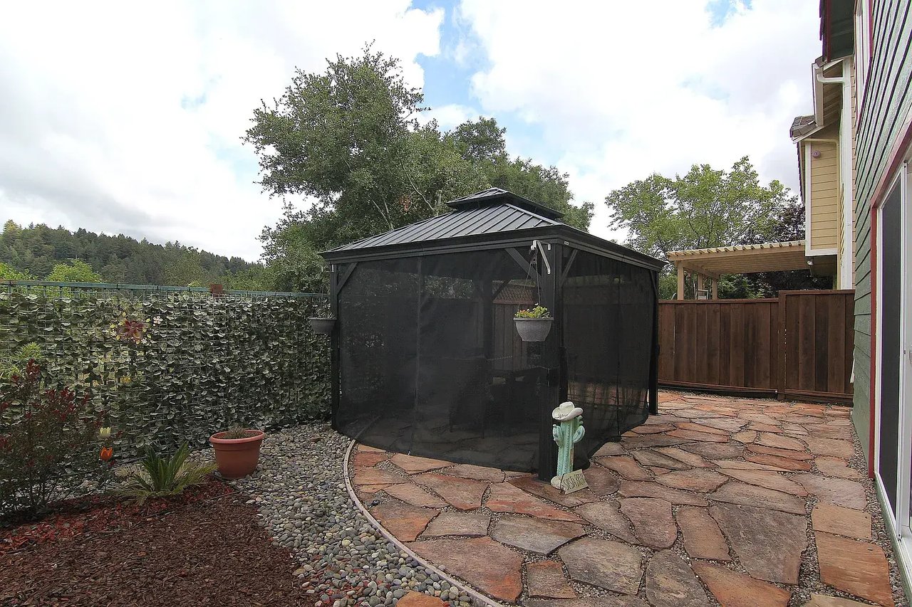 905 Coast Range Dr