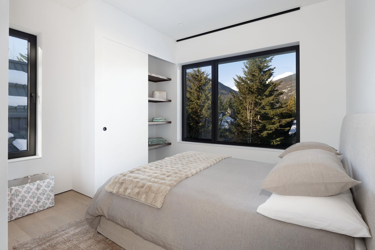 3565 Falcon Cres