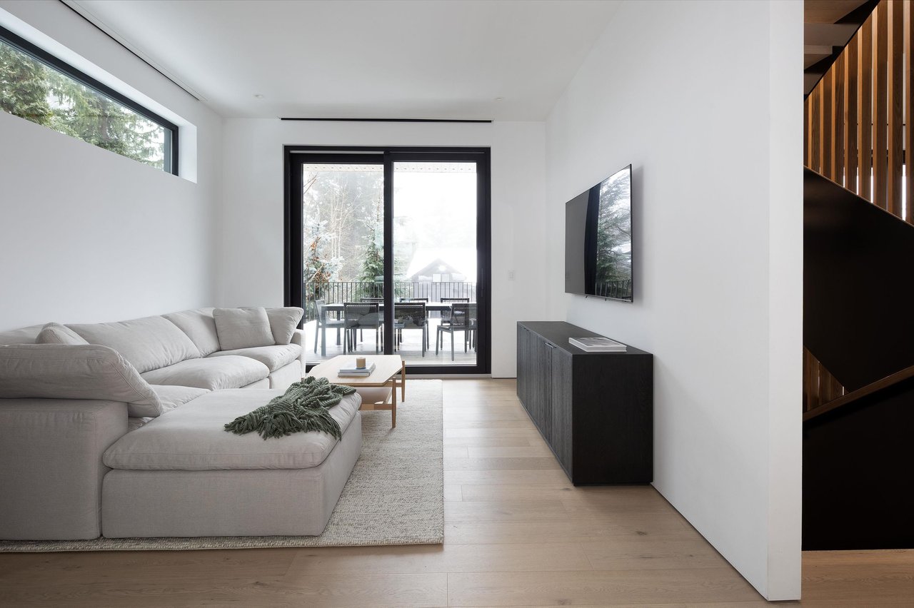3565 Falcon Cres