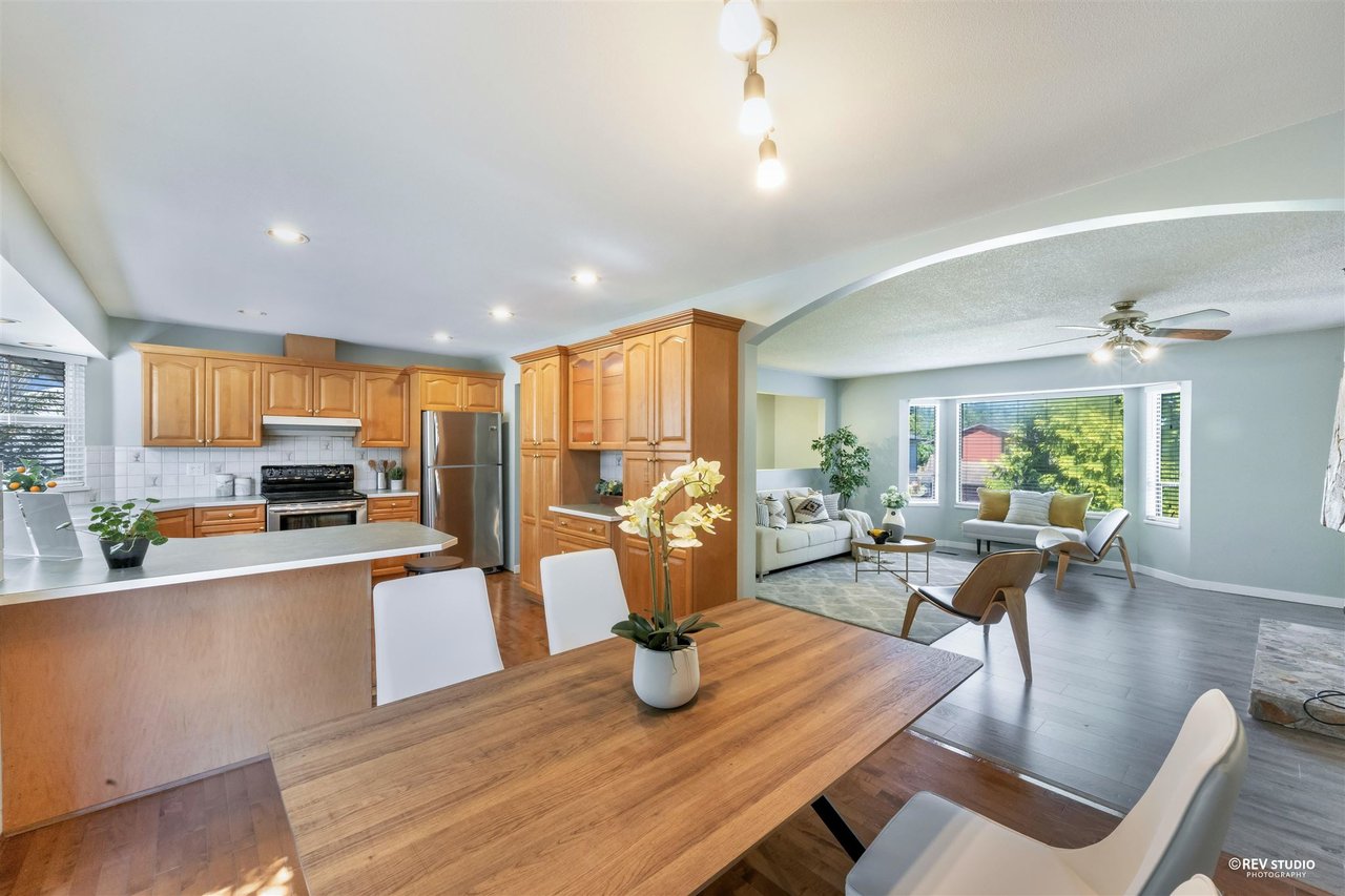 3162 Bute Cres