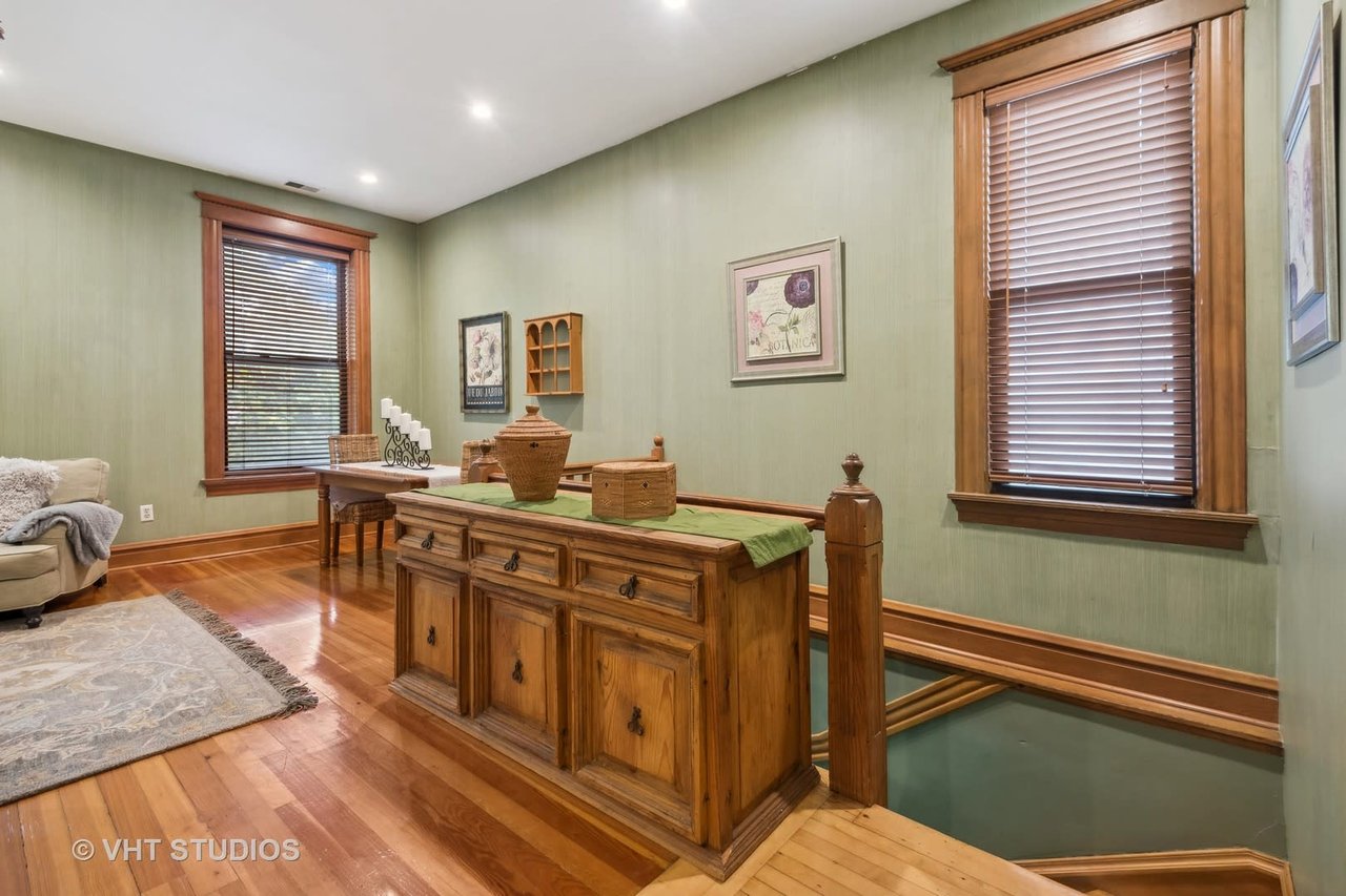 2044 W Haddon