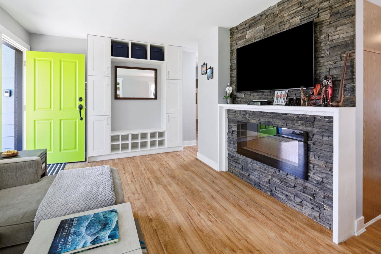1384 Fernwood Cres