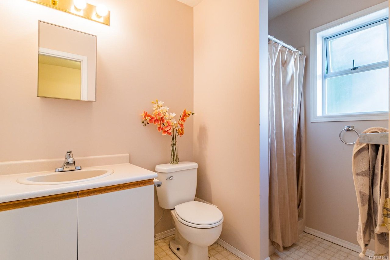 5270 Catalina Dr, Nanaimo