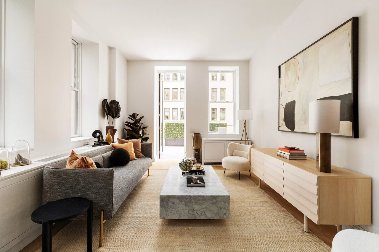 Gráfico comparativo de ventajas entre apartamentos nuevos y propiedades existentes en el mercado inmobiliario de NYC.