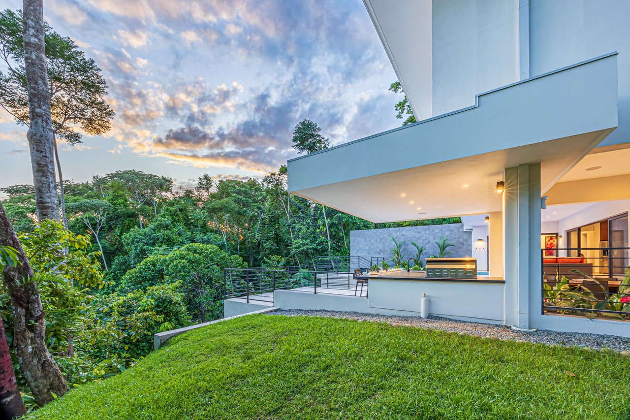 OUTSTANDING UVITA GEM, HIDDEN IN THE CANOPY WITH OCEAN AND MOUNTAIN VIEWS