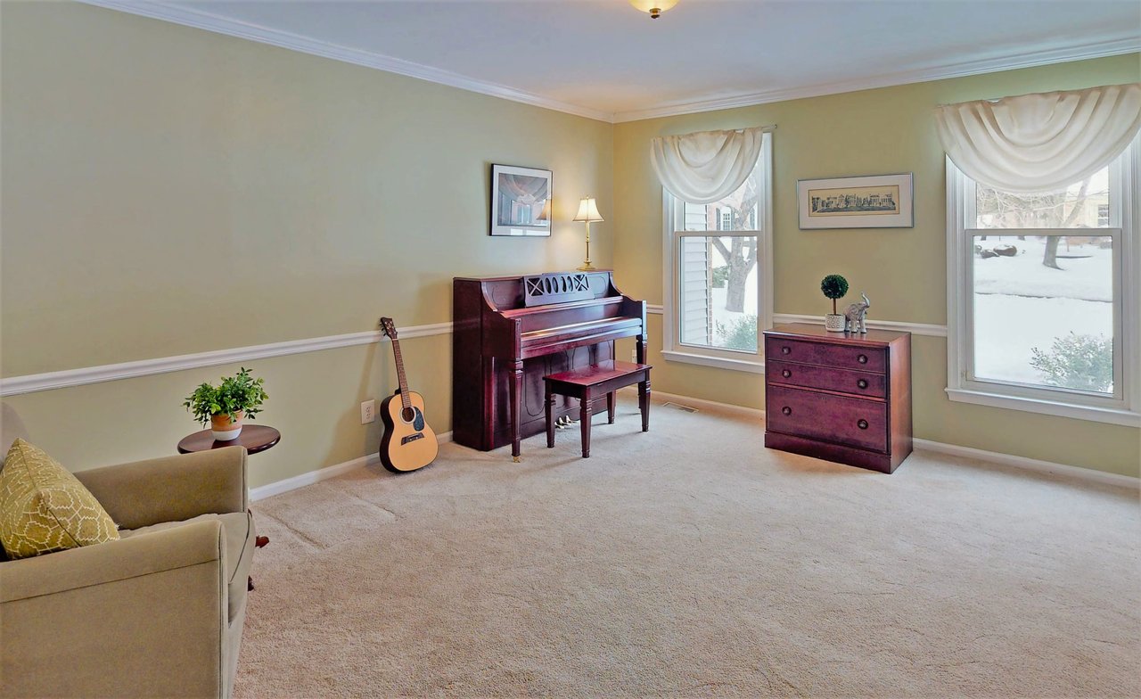 32 LAWRENCIA DR